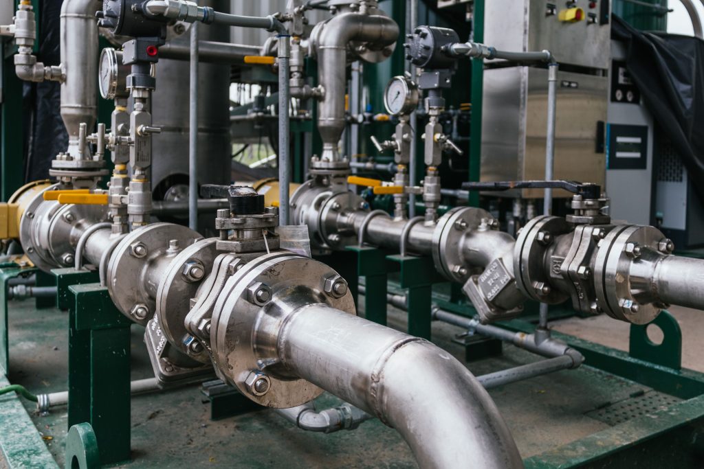 Traço elétrico: entenda como ele mantém a temperatura em tubulações e tanques